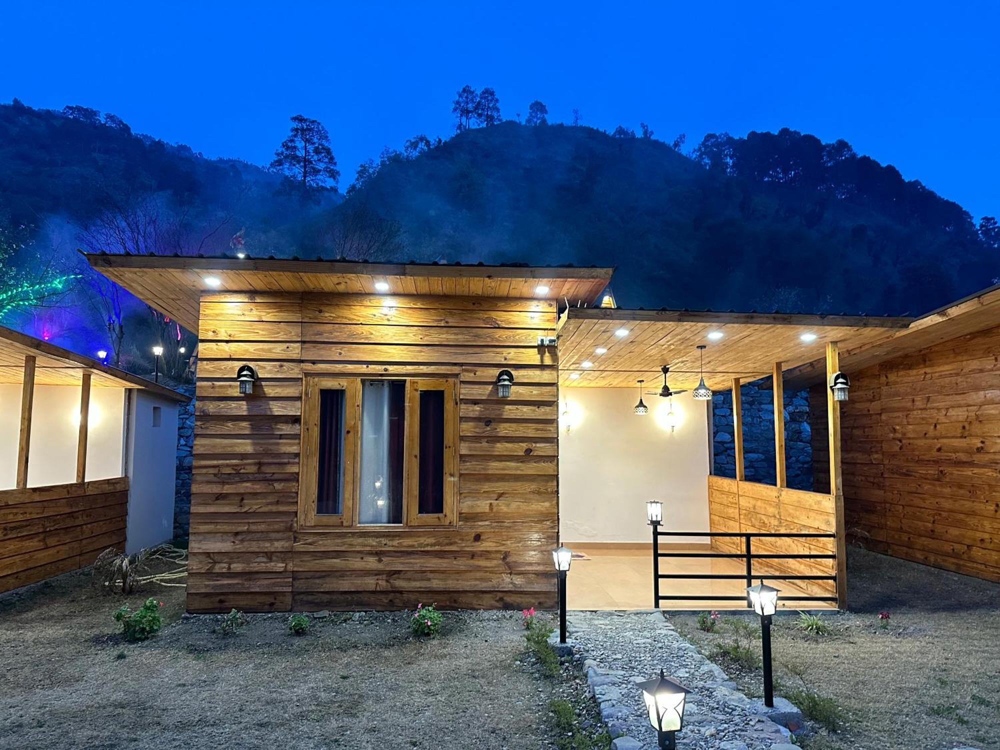 Cabana Riverside Resort - Kainchi Dham ナイニタール エクステリア 写真