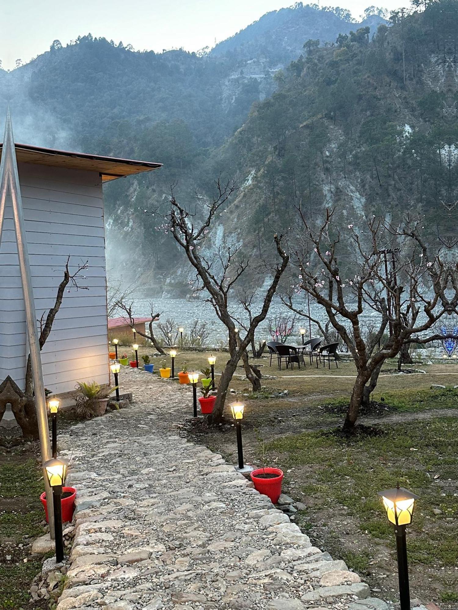 Cabana Riverside Resort - Kainchi Dham ナイニタール エクステリア 写真
