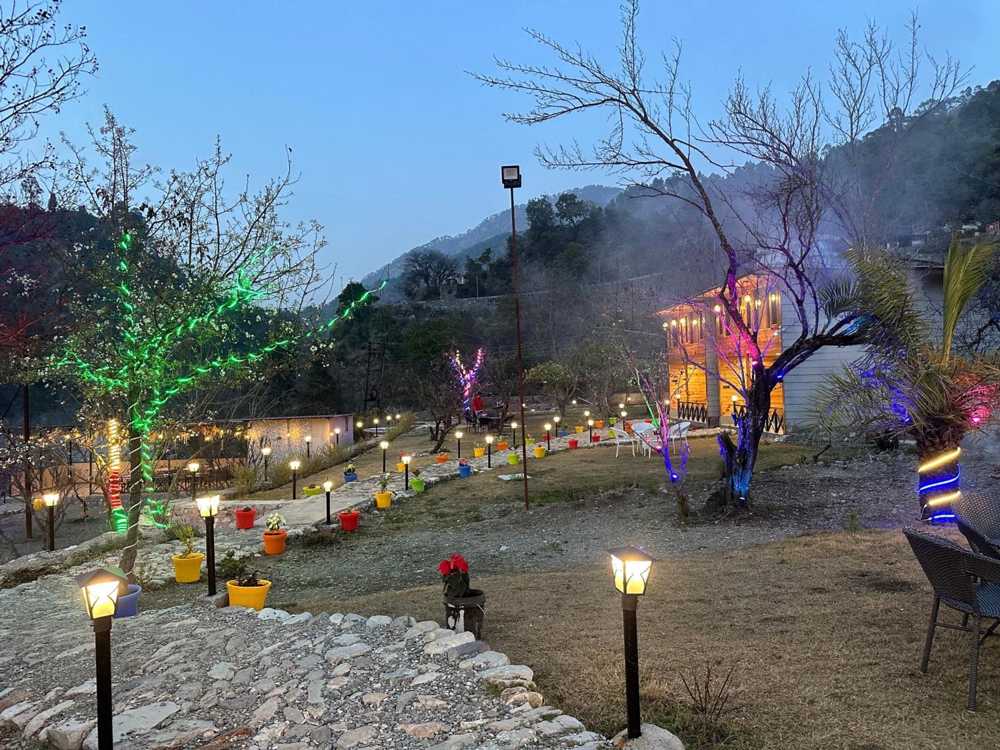 Cabana Riverside Resort - Kainchi Dham ナイニタール エクステリア 写真