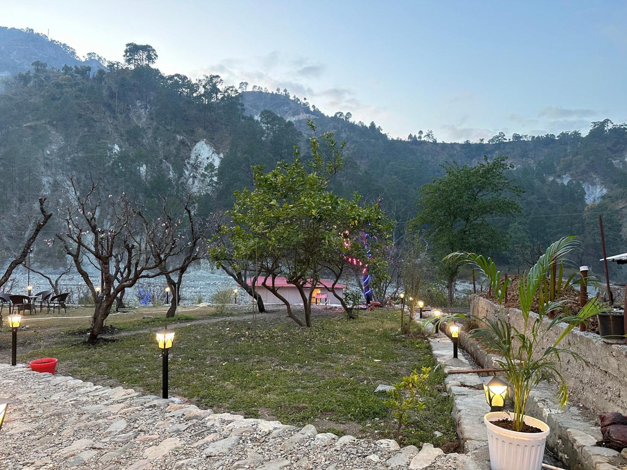 Cabana Riverside Resort - Kainchi Dham ナイニタール エクステリア 写真
